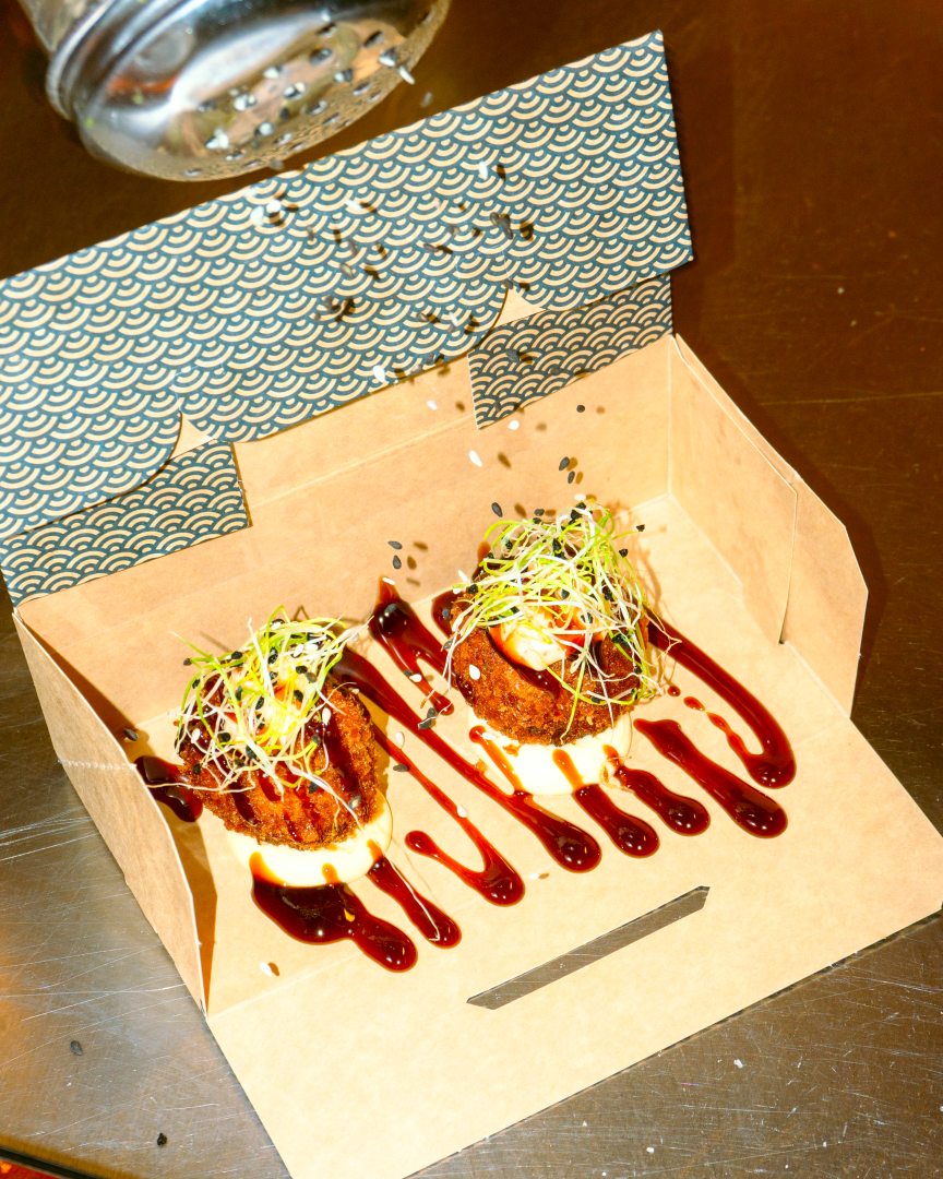 Vores hjemmelavede kroketter med laks. Toppet med chilimayo og teriyaki